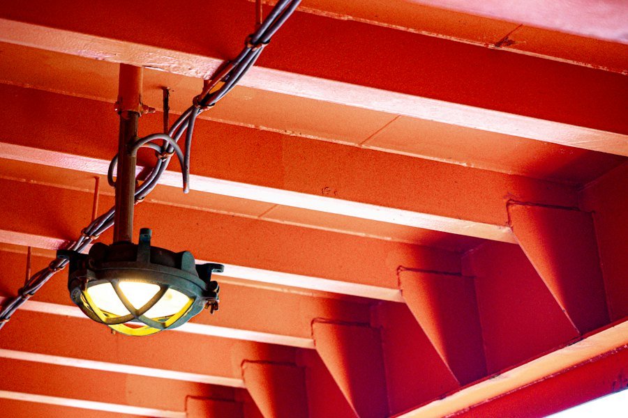 Luminaria industrial en estructura metálica
